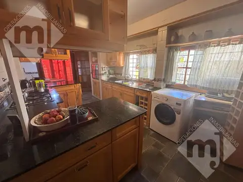 Casa 6 ambientes con 2 baños