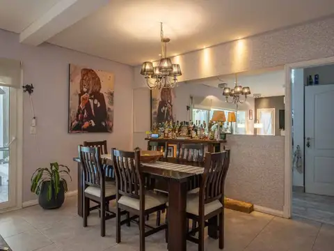 Casa en Venta con 3 cocheras