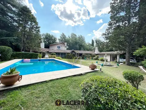 CHALET CON AMPLIO LOTE  2250 m2