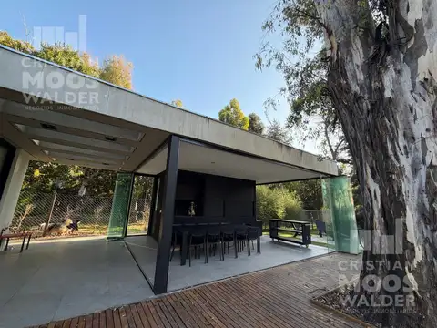 Casa en Alquiler con 3 cocheras