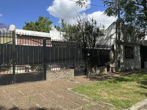 Casa de tres ambientes con cochera en la Florida