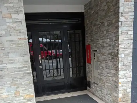 2 AMBIENTES EXCELENTE A LA CALLE CON BALCON SOBRE AVENIDA RIVADAVIA