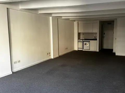 Amplio monoambiente. Buen contrafrente. Plaza Vte Lopez.