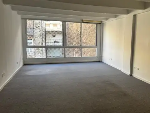 Amplio monoambiente. Buen contrafrente. Plaza Vte Lopez.