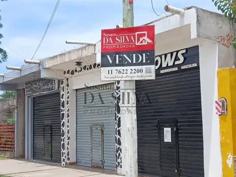 Tres Locales Comerciales más dos departamentos. a mts R40