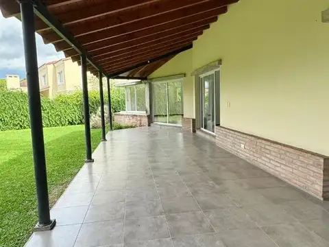 Casa 4 ambientes con 2 baños