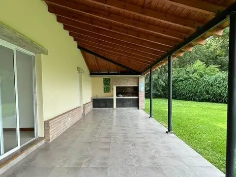 Casa en Alquiler con 2 cocheras