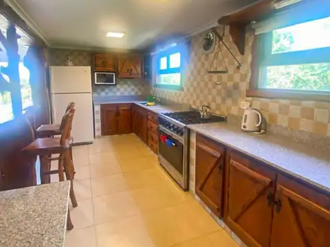 CHALET DE 3 AMBIENTES, GRAN PARQUE Y PSCINA