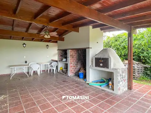 CHALET DE 3 AMBIENTES, GRAN PARQUE Y PISCINA