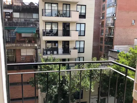 Alquiler Departamento de 2 ambientes en Belgrano muy luminoso al frente con balcon. Muy buen estado. Excelente zona. Cocina independiente con lavadero