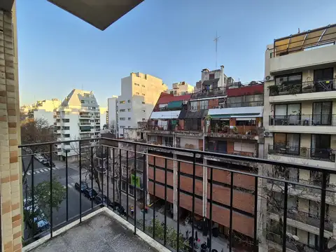 Alquiler Departamento de 2 ambientes en Belgrano muy luminoso al frente con balcon. Muy buen estado. Excelente zona. Cocina independiente con lavadero