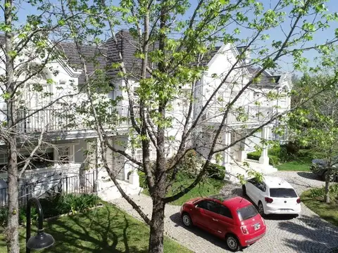 Casa 7 ambientes con 5 baños