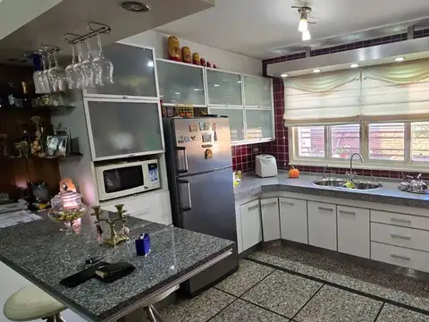 Casa 5 ambientes con 2 baños