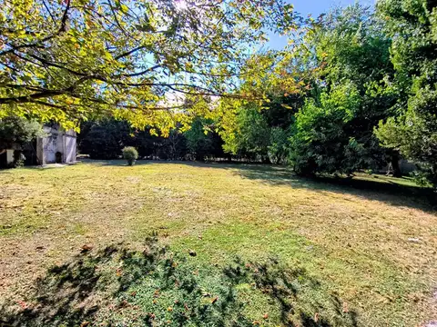 LOTE CON CASA A REFACCIONAR LA REJA