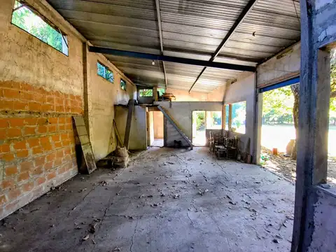 LOTE CON CASA A REFACCIONAR LA REJA