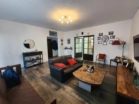 Casa de 5 ambientes con cochera doble.Permuta