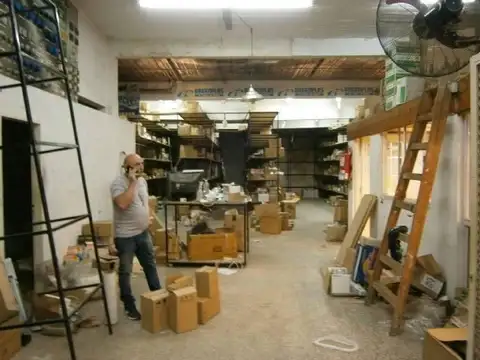 Galpón 210 m2 cub., 2 cuadras Av.Mitre y sin columnas