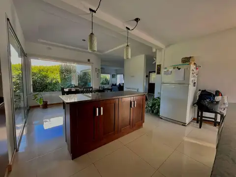 Casa 6 ambientes con 4 baños