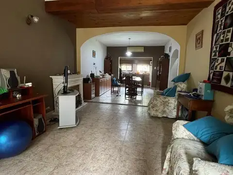 Casa en Venta con 2 cocheras