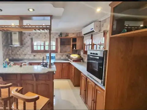 Chalet sobre 2 lotes a pasos de Avenida San Martín, Barrio San Emilio, limite con Quilmes