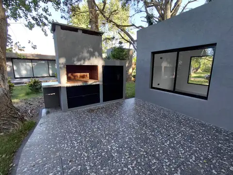 Venta Hermosa Casa De 4 Ambientes En Costa Del Este Sobre Calle Las Gardenias Entre Los Malvones Y Las Madreselvas