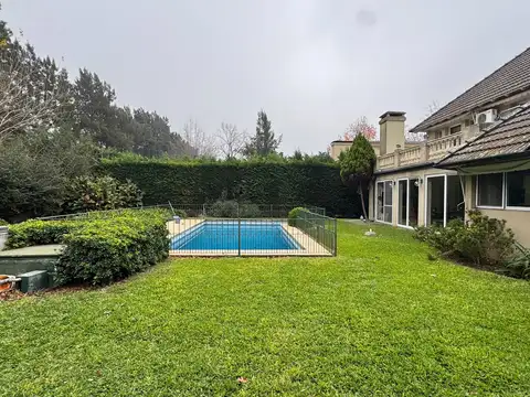 Casa en Alquiler en El Establo, USD 1.949