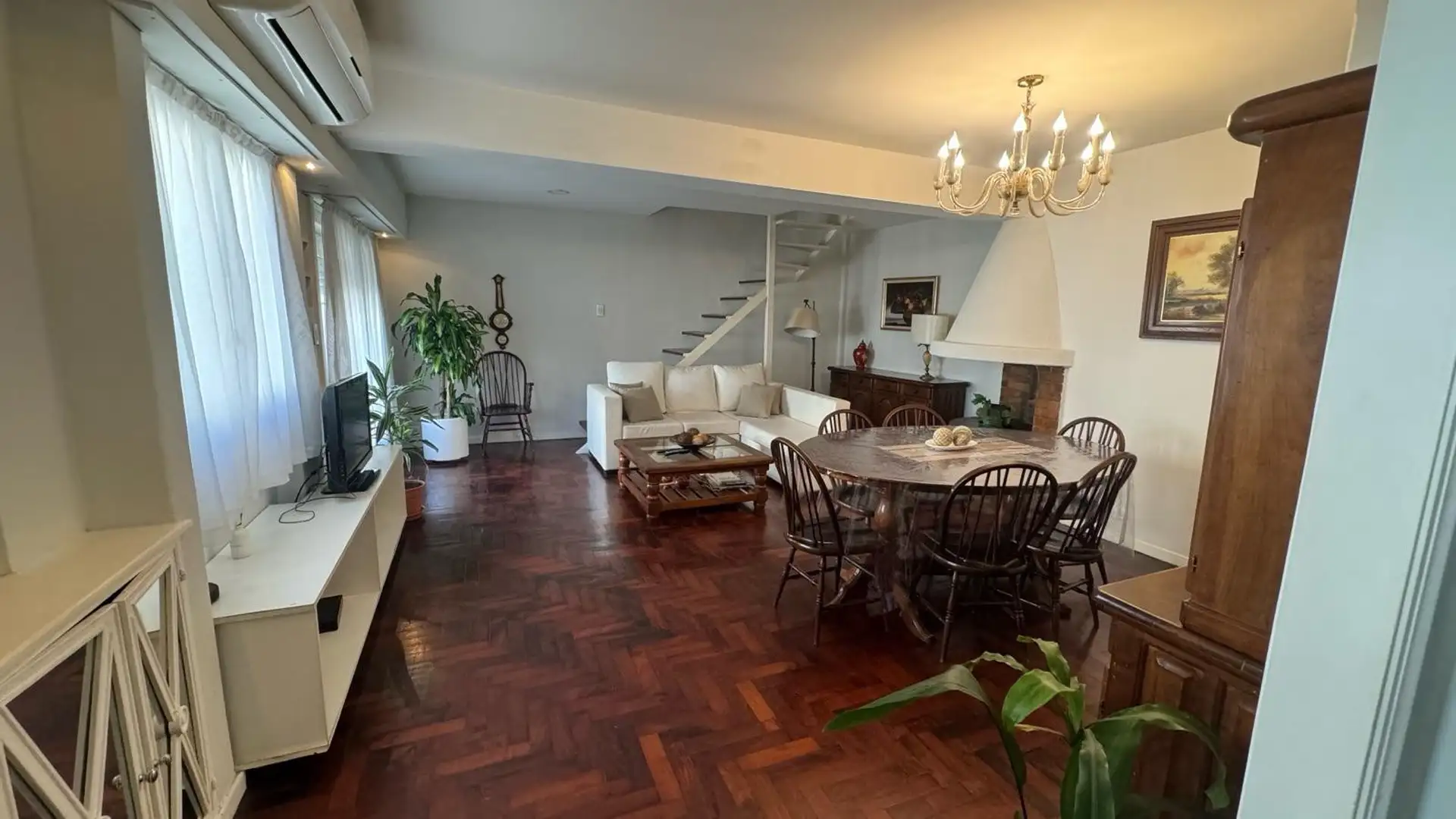 Amplio departamento 4 ambientes tipo duplex al frente en zona centro