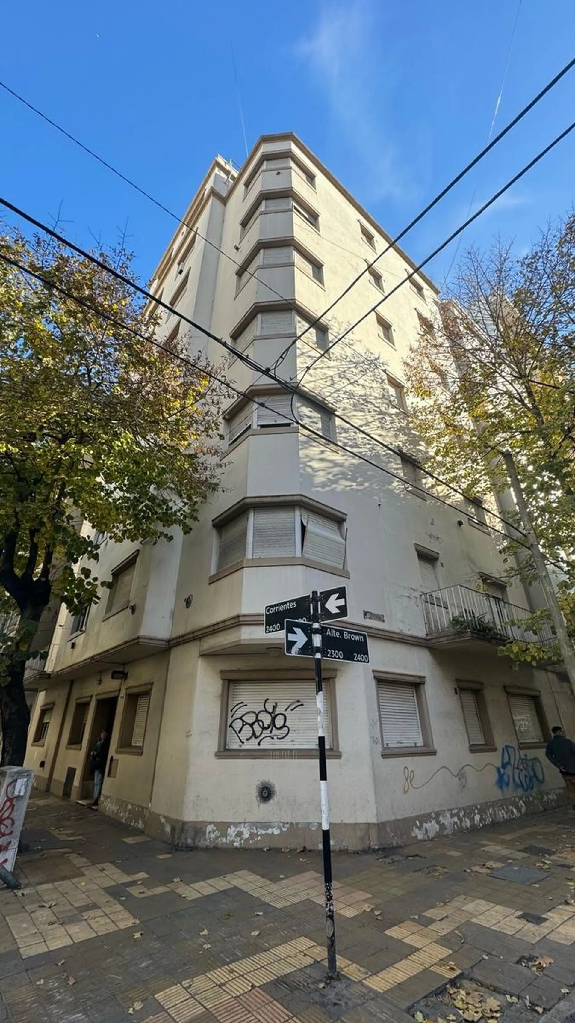 Amplio departamento 4 ambientes tipo duplex al frente en zona centro