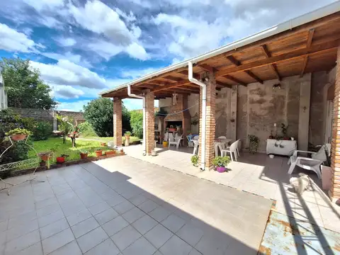 CASA CON 3 DORM. / AMPLIO TERRENO DE 390 m2 /ZONIFICACION (Cm1) APTA COMERCIAL.