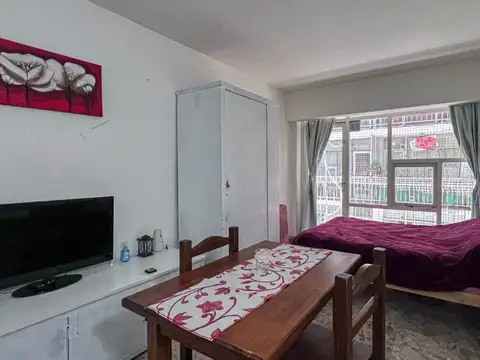 Venta monoambiente con balcón zona Güemes