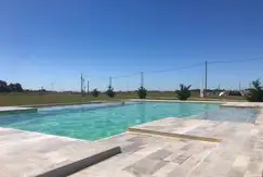 Áreas comunes piscina, club-house, juegos en South Village Country Club en Interior Buenos Aires