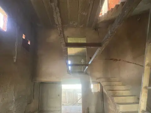 Casa 6 ambientes con 2 baños