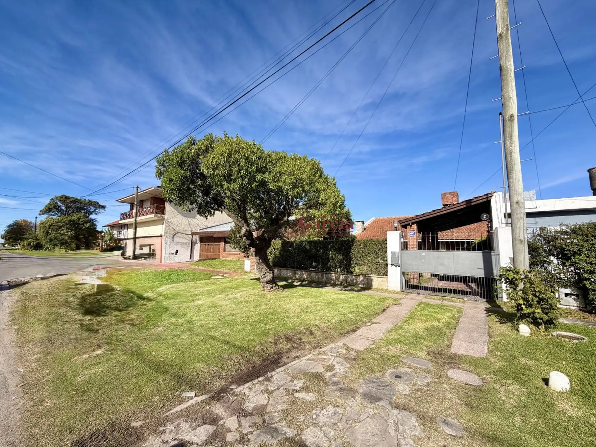Chalet 4 amb con 2 dorm en suite, jardín y parrilla — a 4 cuadras del mar (Constitución)