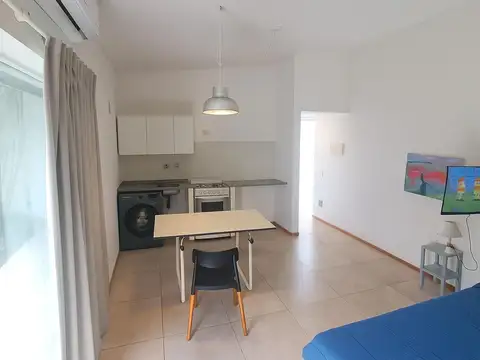 Departamento monoambiente en PH con patio y cochera cubierta