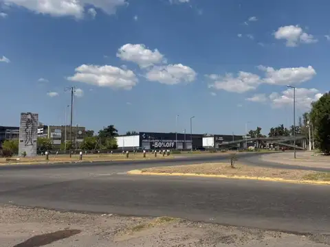 Local súper amplio sobre Panamericana Pilar