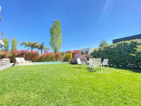 Casa en Venta con 3 cocheras