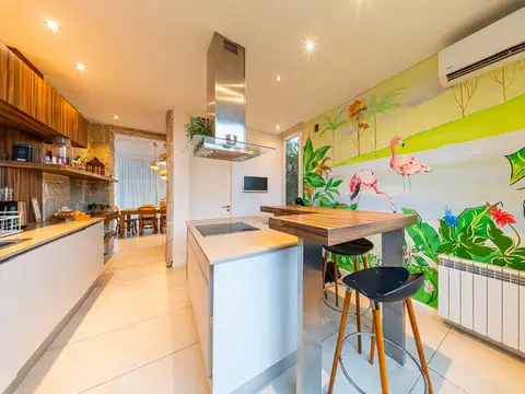 Casa en Venta con 2 cocheras