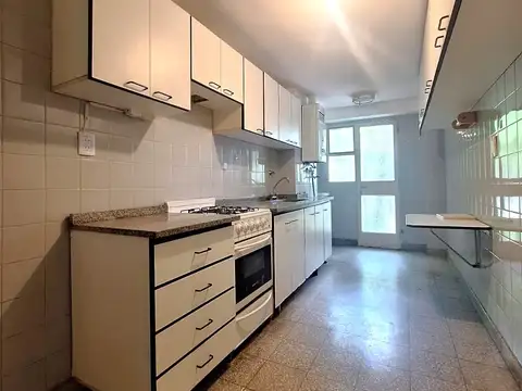 Amplio y Luminoso 3 Ambientes Al Frente con Cochera Fija!