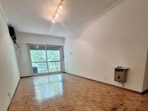 Amplio y Luminoso 3 Ambientes Al Frente con Cochera Fija!