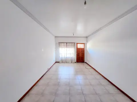 Impecable Triplex 4 ambientes con amplio jardín y cochera