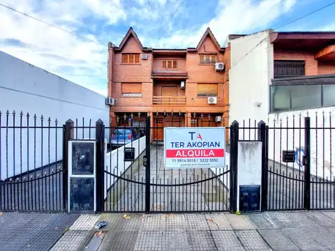 Impecable Triplex 4 ambientes con amplio jardín y cochera