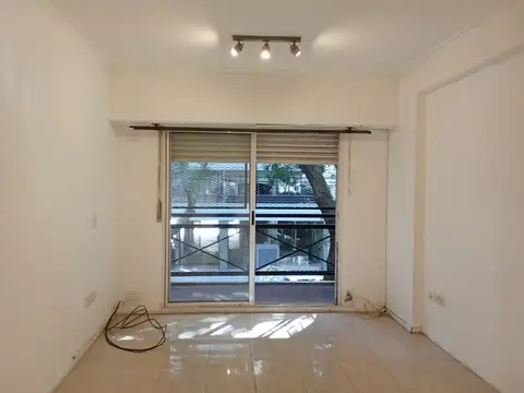 Alquiler de departamento de 2 ambientes al frente con balcón corrido en Villa Urquiza