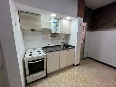Alquiiler de Casa Restaurada de Dos Dormitorios con Jardín y Cochera.