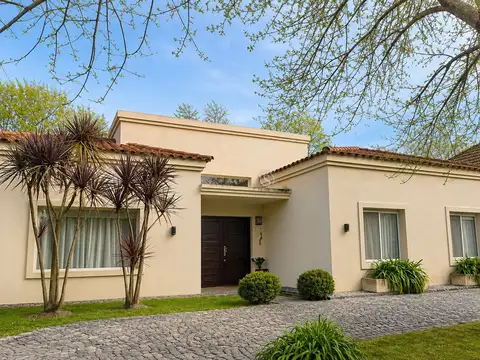 Casa  en Venta en Barrio Los Jazmines, Pilar del Este, Pilar