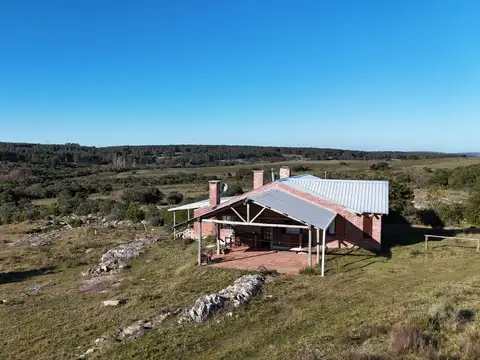 Chacra de 29ha  con casa  y arroyo en Maldonado