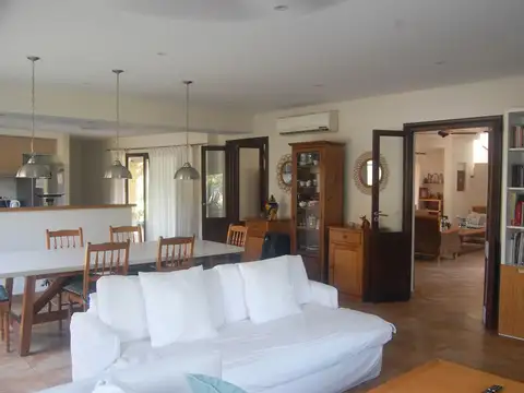 Casa 5 ambientes con 4 baños