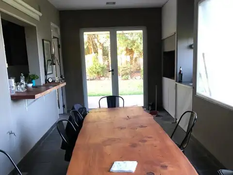 Casa en Alquiler con 2 cocheras