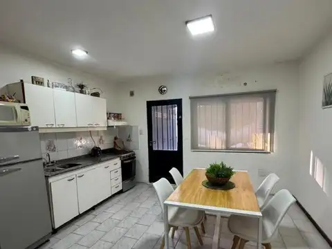 Casa 4 ambientes con 2 baños