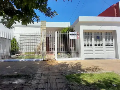 CASA EN VENTA FONDO LIBRE Y COCHERA - APTO CREDITO
