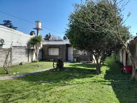 CASA 3 AMBIENTES VENTA CON JARDIN LONGCHAMPS